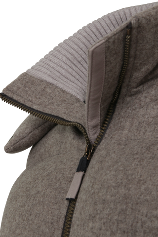 Damen Winterparka aus hochwertigem Loden, Modell 723717 Chelsey-L in Cashmere 310, Detailansicht– abnehmbare Kapuze, Daunenfüllung, gerade Passform