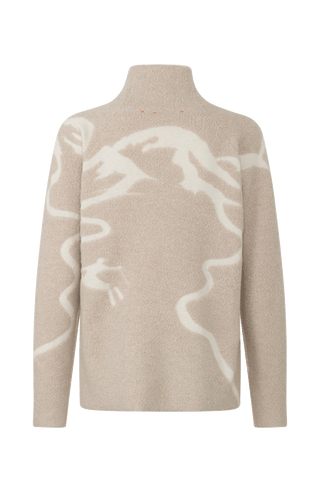 Rückansicht eines Damenpullovers aus 100 % extrafeiner Merinowolle, Modell „Chatel-ME“ in der Farbe Beige. Die Vorderseite zeigt ein kunstvoll gestaltetes Jacquard-Motiv aus skizzierten Berglandschaften, urbanen Elementen und dynamischen Skifahrern. Das hochwertige Merinogarn – leicht, weich und angenehm auf der Haut – wird in Italien produziert und auf modernsten Maschinen verarbeitet. Die Kombination aus künstlerischem Design & technischer Strickkunst macht den Pullover besonders stilvoll