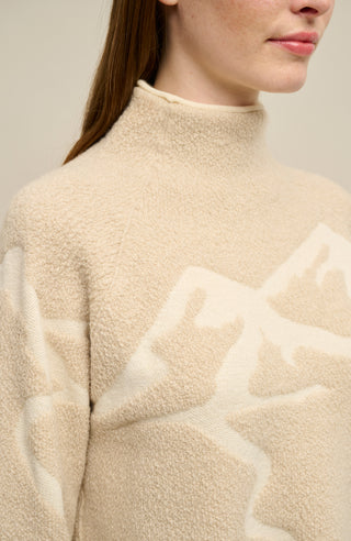 Detailaufnahme der Vorderseite eines Damenpullovers von Frauenschuh, Modell „Chatel-ME“ (Artikelnummer 156-1) in der Farbe Pearl. Zu sehen ist der fein gearbeitete Stehkragen aus 100 % extrafeiner Merinowolle, der weich am Hals anliegt und für angenehmen Tragekomfort sorgt. Die hochwertige Jacquard-Strickstruktur ist im oberen Brustbereich erkennbar und unterstreicht die Verbindung von technischer Präzision und künstlerischem Design – ein typisches Detail der alpinen Premium-Mode von Frauenschuh.