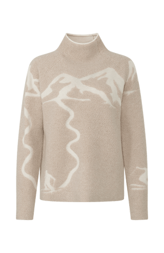 Vorderansicht eines Damenpullovers aus 100 % extrafeiner Merinowolle, Modell „Chatel-ME“ in der Farbe Beige. Die Vorderseite zeigt ein kunstvoll gestaltetes Jacquard-Motiv aus skizzierten Berglandschaften, urbanen Elementen und dynamischen Skifahrern. Das hochwertige Merinogarn – leicht, weich und angenehm auf der Haut – wird in Italien produziert und auf modernsten Maschinen verarbeitet. Die Kombination aus künstlerischem Design & technischer Strickkunst macht den Pullover besonders stilvoll