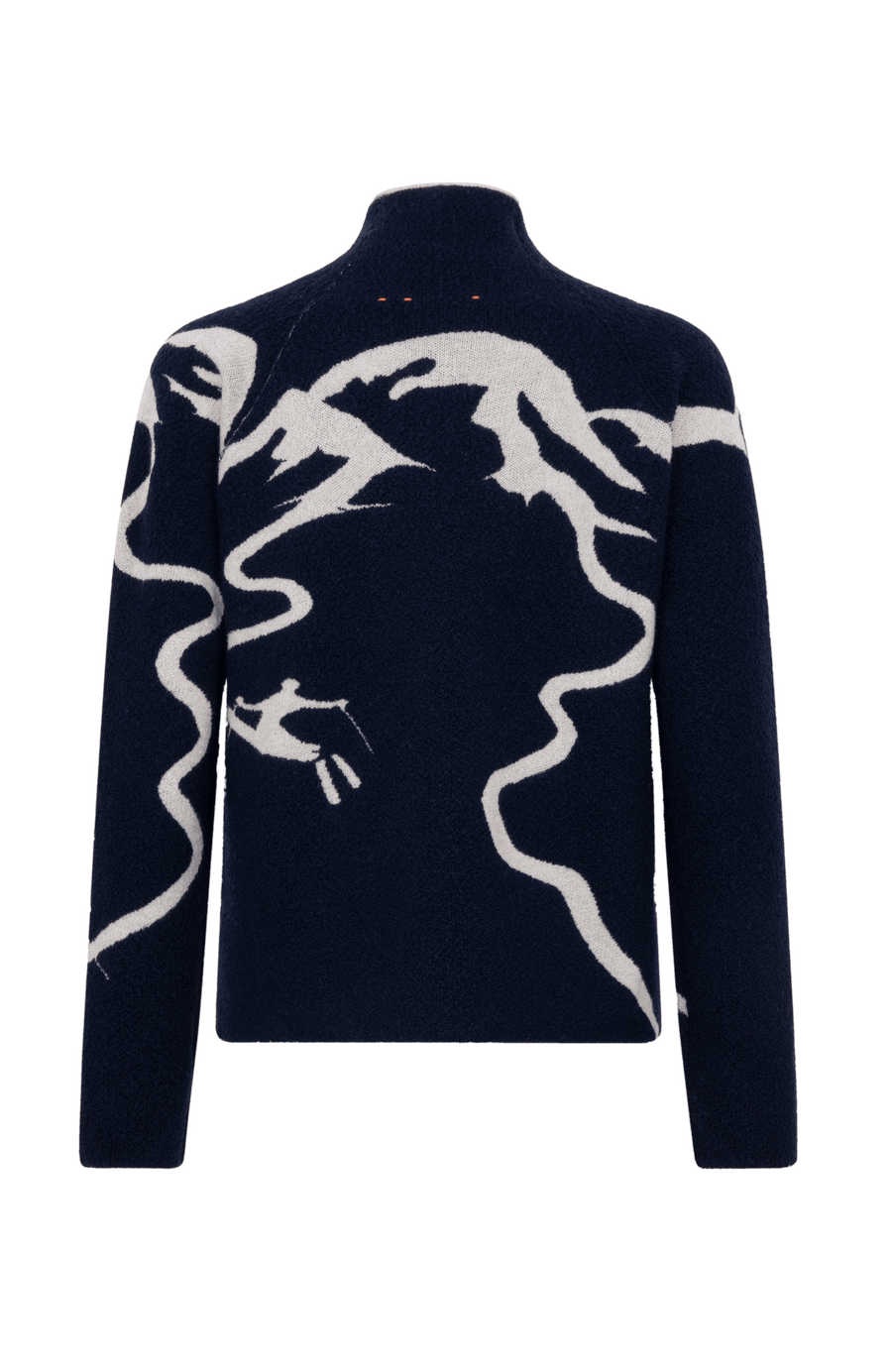 Rueckansicht eines Damenpullovers aus 100 % extrafeiner Merinowolle, Modell „Chatel-ME“ in der Farbe Dunkelblau. Die Vorderseite zeigt ein kunstvoll gestaltetes Jacquard-Motiv aus skizzierten Berglandschaften, urbanen Elementen und dynamischen Skifahrern. Das hochwertige Merinogarn – leicht, weich und angenehm auf der Haut – wird in Italien produziert und auf modernsten Maschinen verarbeitet. Die Kombination aus künstlerischem Design & technischer Strickkunst macht den Pullover besonders stilvoll