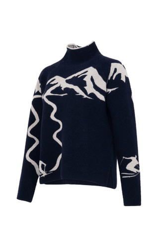 Vorderansicht eines Damenpullovers aus 100 % extrafeiner Merinowolle, Modell „Chatel-ME“ in der Farbe Dunkelblau. Die Vorderseite zeigt ein kunstvoll gestaltetes Jacquard-Motiv aus skizzierten Berglandschaften, urbanen Elementen und dynamischen Skifahrern. Das hochwertige Merinogarn – leicht, weich und angenehm auf der Haut – wird in Italien produziert und auf modernsten Maschinen verarbeitet. Die Kombination aus künstlerischem Design & technischer Strickkunst macht den Pullover besonders stilvoll