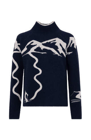 Vorderansicht eines Damenpullovers aus 100 % extrafeiner Merinowolle, Modell „Chatel-ME“ in der Farbe Dunkelblau. Die Vorderseite zeigt ein kunstvoll gestaltetes Jacquard-Motiv aus skizzierten Berglandschaften, urbanen Elementen und dynamischen Skifahrern. Das hochwertige Merinogarn – leicht, weich und angenehm auf der Haut – wird in Italien produziert und auf modernsten Maschinen verarbeitet. Die Kombination aus künstlerischem Design & technischer Strickkunst macht den Pullover besonders stilvoll