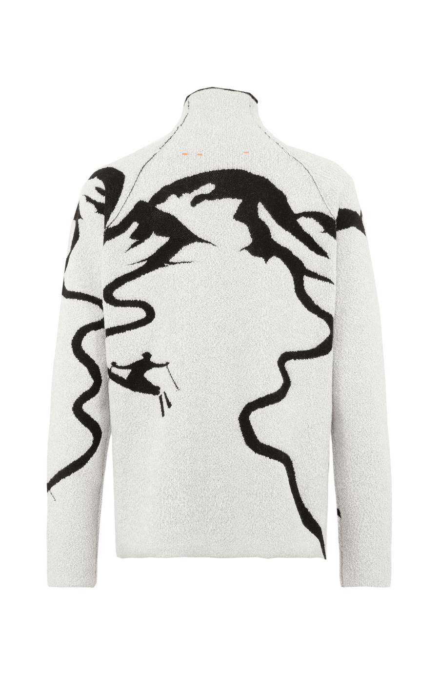 Rückansicht eines Damenpullovers aus 100 % extrafeiner Merinowolle, Modell „Chatel-ME“ in der Farbe Grau. Die Vorderseite zeigt ein kunstvoll gestaltetes Jacquard-Motiv aus skizzierten Berglandschaften, urbanen Elementen und dynamischen Skifahrern. Das hochwertige Merinogarn – leicht, weich und angenehm auf der Haut – wird in Italien produziert und auf modernsten Maschinen verarbeitet. Die Kombination aus künstlerischem Design & technischer Strickkunst macht den Pullover besonders stilvoll