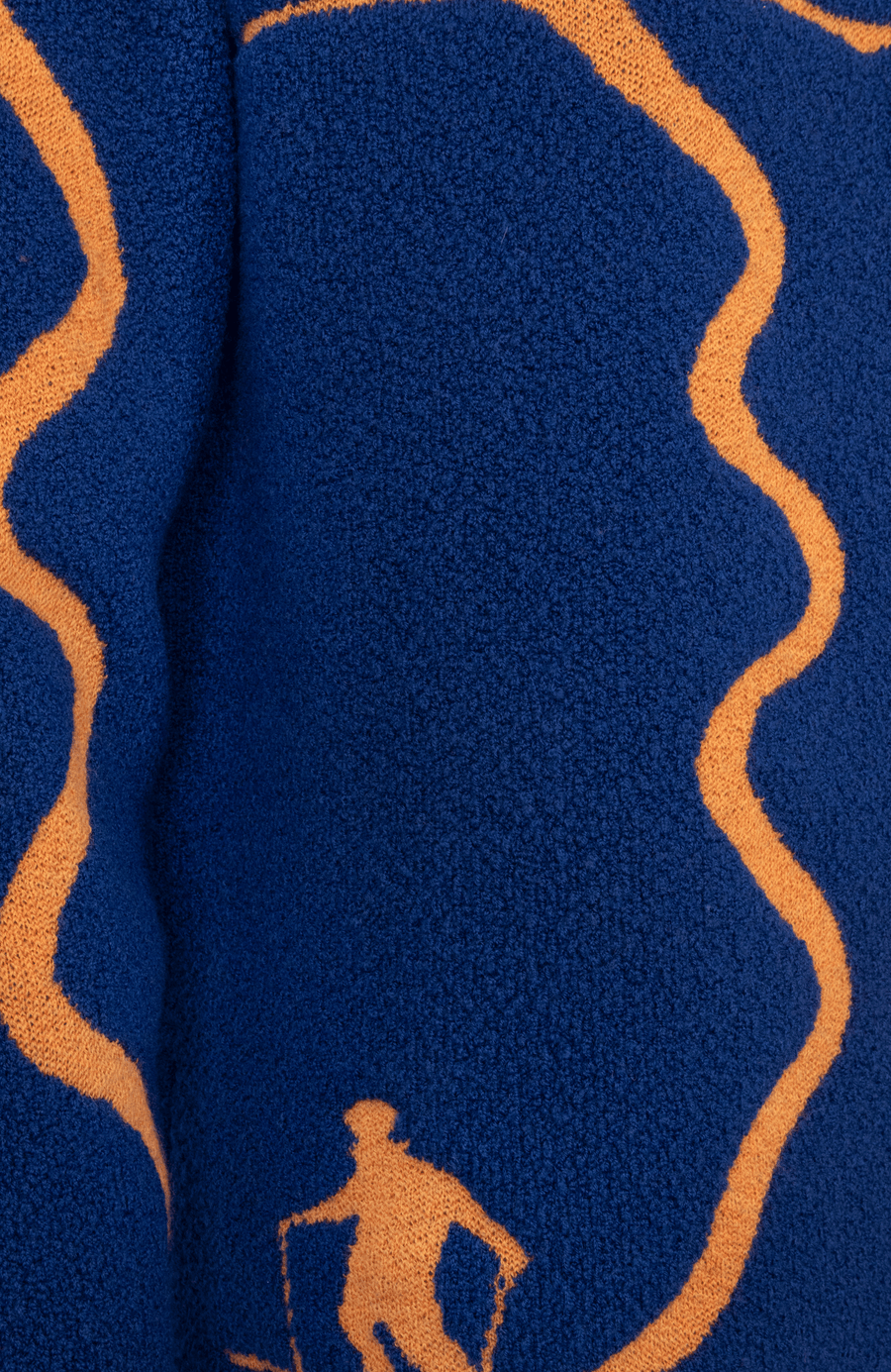 Detailansicht eines Damenpullovers aus 100 % extrafeiner Merinowolle, Modell „Chatel-ME“ in der Farbe Marineblau. Die Vorderseite zeigt ein kunstvoll gestaltetes Jacquard-Motiv aus skizzierten Berglandschaften, urbanen Elementen und dynamischen Skifahrern. Das hochwertige Merinogarn – leicht, weich und angenehm auf der Haut – wird in Italien produziert und auf modernsten Maschinen verarbeitet. Die Kombination aus künstlerischem Design & technischer Strickkunst macht den Pullover besonders stilvoll