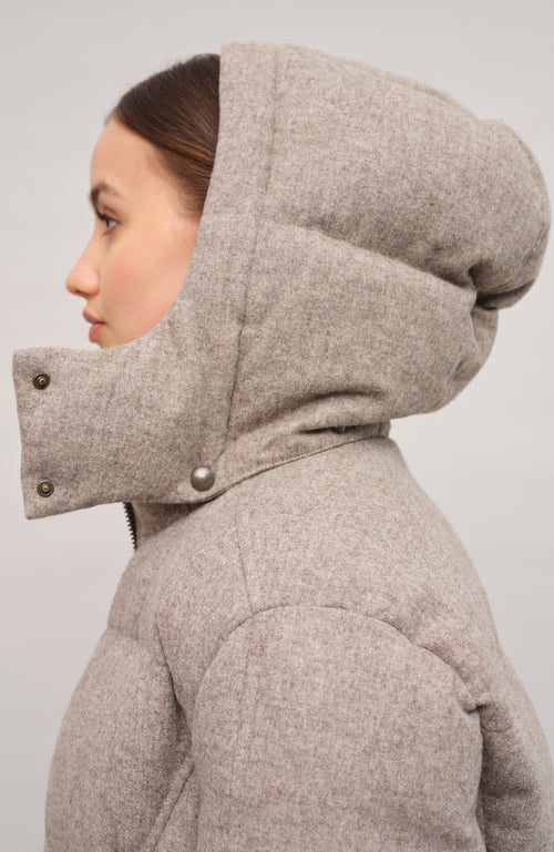 Winterjacke Isabel-L aus hochwertigem Loden, gefüttert mit zertifizierten Daunen, gerade Passform, etwas verkürzter Schnitt, abnehmbare Kapuze mit innenliegendem Strickbündchen, zwei versteckte Taschen, Zwei-Wege-Zipper. Auffallend weiche, angenehme Haptik wie Kaschmir. Dank der Daunenfüllung extrem warm. In der Farbe Hellbraun (Farbe: cashmere)