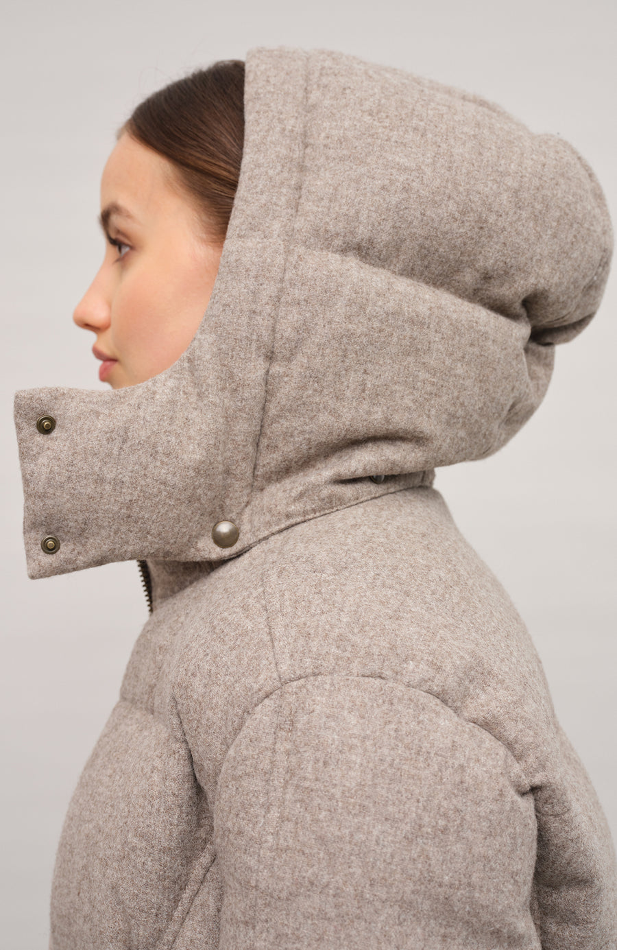 Winterjacke Isabel-L aus hochwertigem Loden, gefüttert mit zertifizierten Daunen, gerade Passform, etwas verkürzter Schnitt, abnehmbare Kapuze mit innenliegendem Strickbündchen, zwei versteckte Taschen, Zwei-Wege-Zipper. Auffallend weiche, angenehme Haptik wie Kaschmir. Dank der Daunenfüllung extrem warm. In der Farbe Hellbraun (Farbe: cashmere)