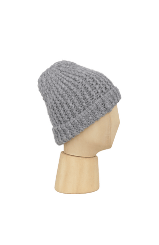 Beanie2, handgestrickt in besonderer Linksstrick-Optik für eine moderne, markante Textur. Gefertigt aus feinstem Kaschmir, luxuriös weich, seidig im Griff und ohne Kratzen. Klassisches Rippbündchen, stilvolles Bi-Color-Design in harmonischen Multi-Color-Tönen, wärmend und federleicht. In der Farbe Flanellgrau (Farbe: flanellgrey)