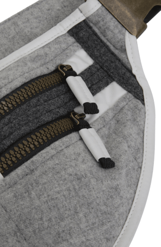 Beltbag-L Hüfttasche aus hochwertigem Loden mit geräumigem Hauptfach und zwei kleinen Ziptaschen auf der Vorderseite. Weitenverstellbarer Gurt mit Steckschließe in Metalloptik. Innenmaterial aus wasserabweisendem Performance Ski. Leicht und körpernah tragbar – klassisch um die Hüfte oder quer über den Rücken. In der Farbe Weiß (Farbe: cloud)