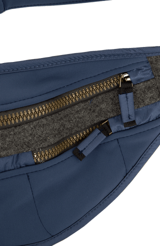 Beltbag-S Hüfttasche aus Schöller Softshell mit geräumigem Hauptfach und zwei kleinen Ziptaschen vorne. Weitenverstellbarer Gurt mit Steckschließe. Innenmaterial aus wasserabweisendem Performance Ski. Mit Lodendetails. Leicht und körpernah tragbar – klassisch um die Hüfte oder quer über den Rücken. Farbe: Blau (Farbe: alaska blue)