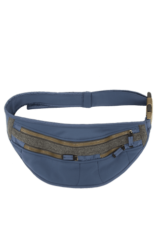 Beltbag-S Hüfttasche aus Schöller Softshell mit geräumigem Hauptfach und zwei kleinen Ziptaschen vorne. Weitenverstellbarer Gurt mit Steckschließe. Innenmaterial aus wasserabweisendem Performance Ski. Mit Lodendetails. Leicht und körpernah tragbar – klassisch um die Hüfte oder quer über den Rücken. Farbe: Blau (Farbe: alaska blue)
