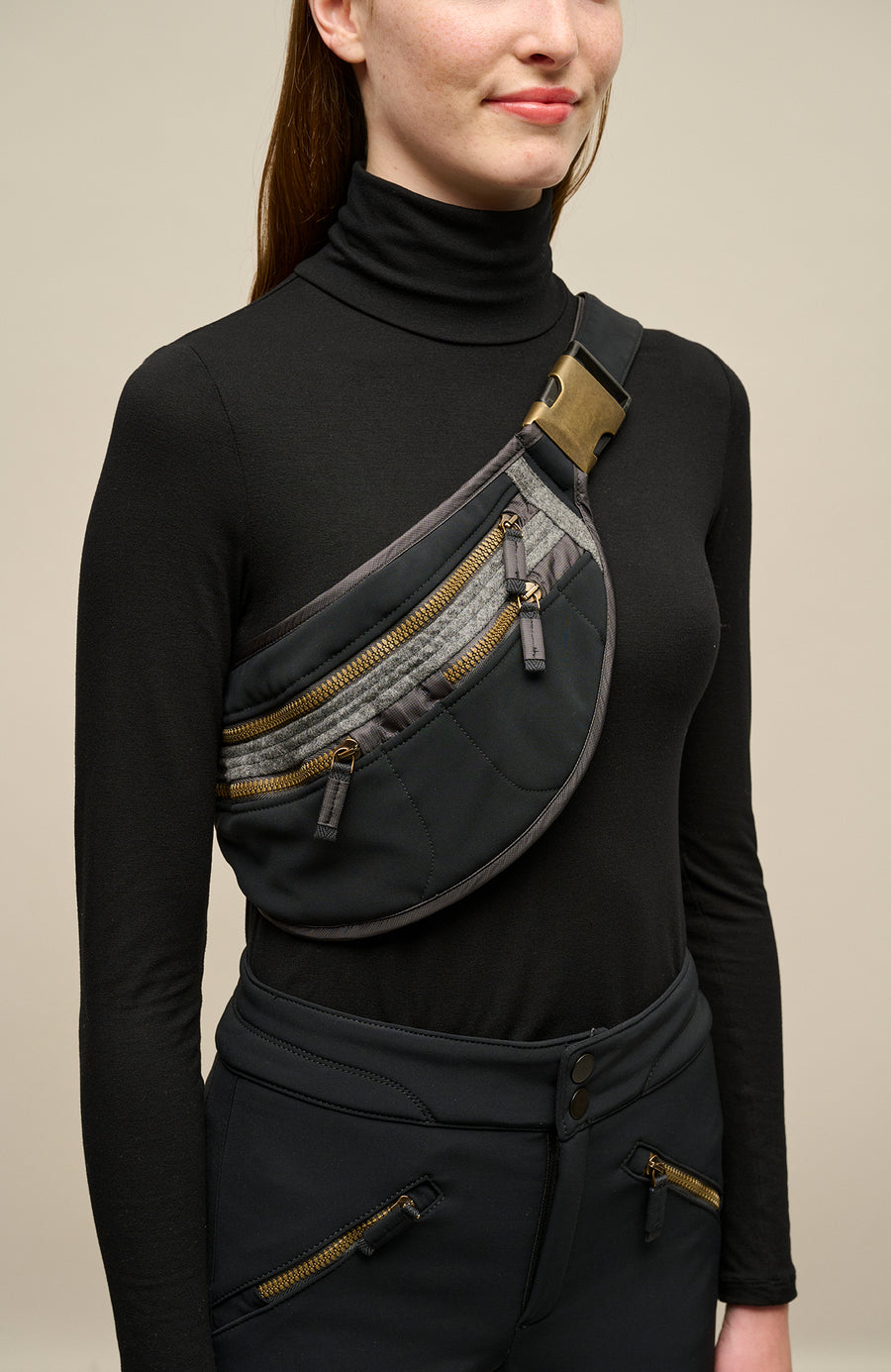 Beltbag-S Hüfttasche aus Schöller Softshell mit geräumigem Hauptfach und zwei kleinen Ziptaschen vorne. Weitenverstellbarer Gurt mit Steckschließe. Innenmaterial aus wasserabweisendem Performance Ski. Mit Lodendetails. Leicht und körpernah tragbar – klassisch um die Hüfte oder quer über den Rücken. Farbe: Schwarz (Farbe: black)