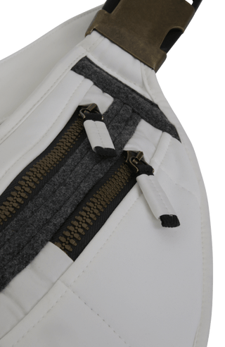 Beltbag-S Hüfttasche aus Schöller Softshell mit geräumigem Hauptfach und zwei kleinen Ziptaschen vorne. Weitenverstellbarer Gurt mit Steckschließe. Innenmaterial aus wasserabweisendem Performance Ski. Mit Lodendetails. Leicht und körpernah tragbar – klassisch um die Hüfte oder quer über den Rücken. Farbe: Weiß (Farbe: cloud)