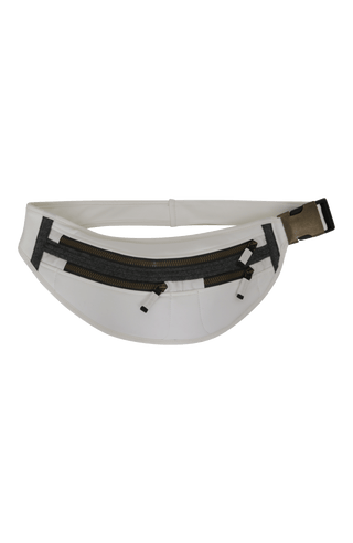 Beltbag-S Hüfttasche aus Schöller Softshell mit geräumigem Hauptfach und zwei kleinen Ziptaschen vorne. Weitenverstellbarer Gurt mit Steckschließe. Innenmaterial aus wasserabweisendem Performance Ski. Mit Lodendetails. Leicht und körpernah tragbar – klassisch um die Hüfte oder quer über den Rücken. Farbe: Weiß (Farbe: cloud)