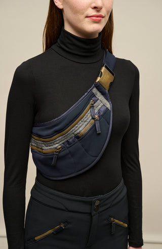 Beltbag-S Hüfttasche aus Schöller Softshell mit geräumigem Hauptfach und zwei kleinen Ziptaschen vorne. Weitenverstellbarer Gurt mit Steckschließe. Innenmaterial aus wasserabweisendem Performance Ski. Mit Lodendetails. Leicht und körpernah tragbar – klassisch um die Hüfte oder quer über den Rücken. Farbe: dunkelblau (Farbe: midnight)