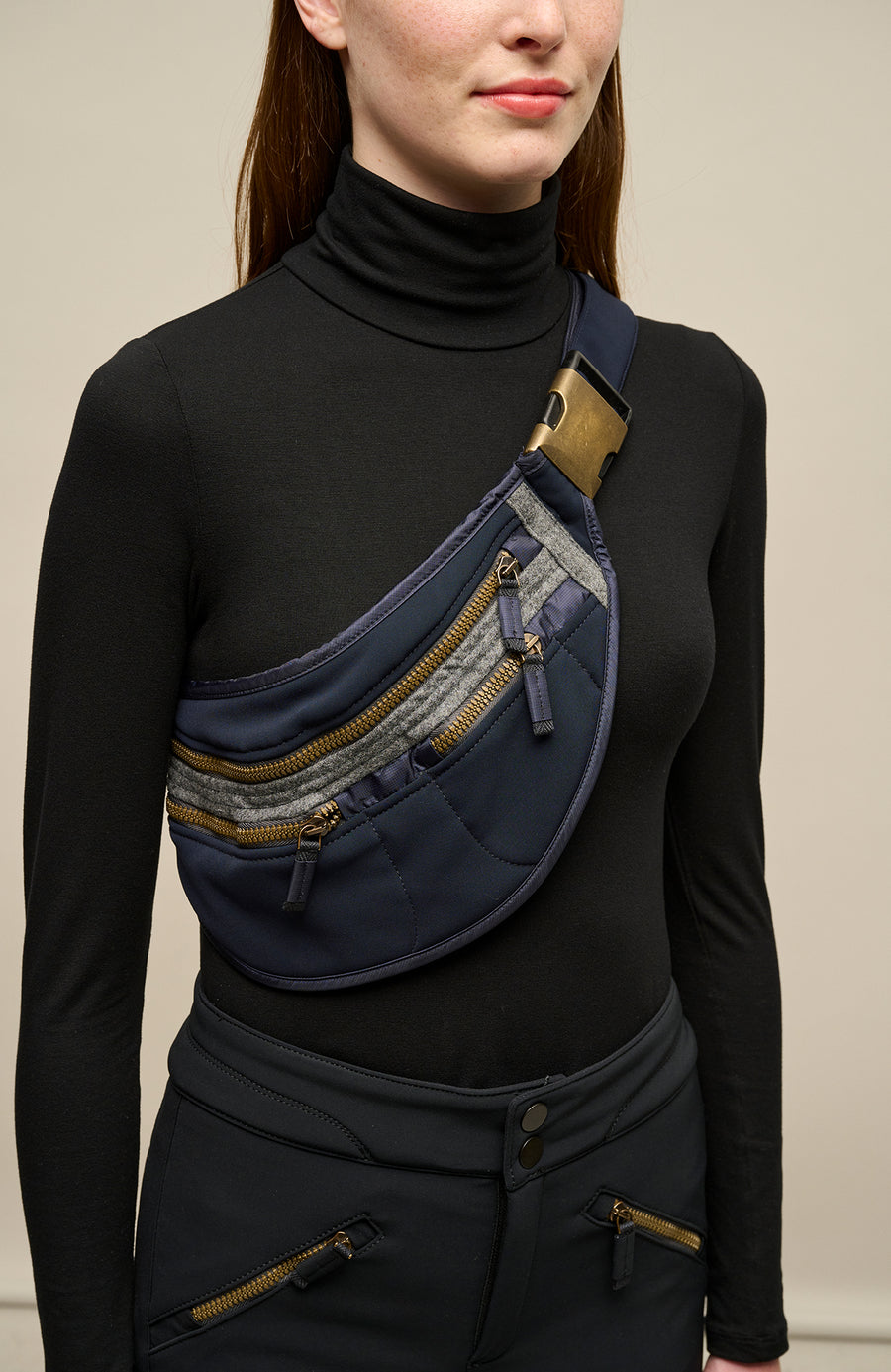 Beltbag-S Hüfttasche aus Schöller Softshell mit geräumigem Hauptfach und zwei kleinen Ziptaschen vorne. Weitenverstellbarer Gurt mit Steckschließe. Innenmaterial aus wasserabweisendem Performance Ski. Mit Lodendetails. Leicht und körpernah tragbar – klassisch um die Hüfte oder quer über den Rücken. Farbe: dunkelblau (Farbe: midnight)