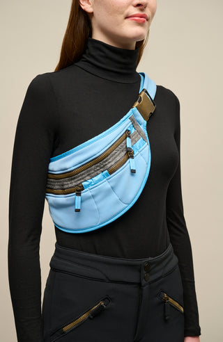 Beltbag-S Hüfttasche aus Schöller Softshell mit geräumigem Hauptfach und zwei kleinen Ziptaschen vorne. Weitenverstellbarer Gurt mit Steckschließe. Innenmaterial aus wasserabweisendem Performance Ski. Mit Lodendetails. Leicht und körpernah tragbar – klassisch um die Hüfte oder quer über den Rücken. Farbe: hellblau (Farbe: sky)
