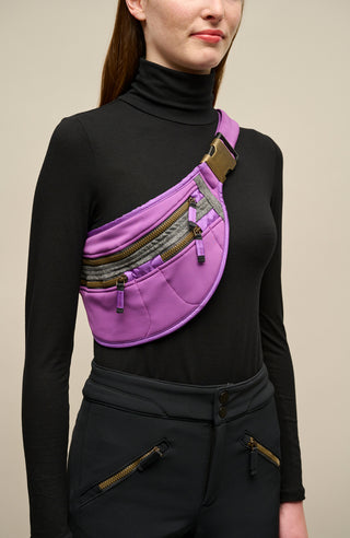 Beltbag-S Hüfttasche aus Schöller Softshell mit geräumigem Hauptfach und zwei kleinen Ziptaschen vorne. Weitenverstellbarer Gurt mit Steckschließe. Innenmaterial aus wasserabweisendem Performance Ski. Mit Lodendetails. Leicht und körpernah tragbar – klassisch um die Hüfte oder quer über den Rücken. Farbe: Violet (Farbe: violet)