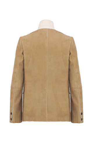 Blazer Flavie-CA aus Eco Lammleder, feminine Passform, kurzer Stehkragen, offenkantige Nahtverarbeitung, zwei handgenähte Knöpfe vorne, leicht abgerundeter Saum, zwei Eingriffstaschen. Leder weich und anschmiegsam, modernes Lieblingsstück. Farbe Hellbraun (Farbe: caramel).