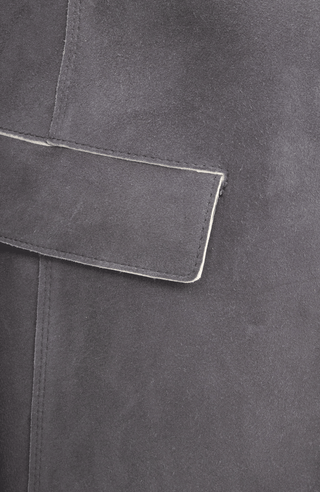 Blazer Flavie-CA aus Eco Lammleder, feminine Passform, kurzer Stehkragen, offenkantige Nahtverarbeitung, zwei handgenähte Knöpfe vorne, leicht abgerundeter Saum, zwei Eingriffstaschen. Leder weich und anschmiegsam, modernes Lieblingsstück. Farbe Grau (Farbe: flintstone).