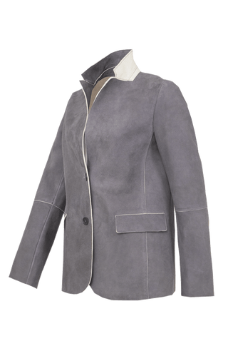 Blazer Flavie-CA aus Eco Lammleder, feminine Passform, kurzer Stehkragen, offenkantige Nahtverarbeitung, zwei handgenähte Knöpfe vorne, leicht abgerundeter Saum, zwei Eingriffstaschen. Leder weich und anschmiegsam, modernes Lieblingsstück. Farbe Grau (Farbe: flintstone).