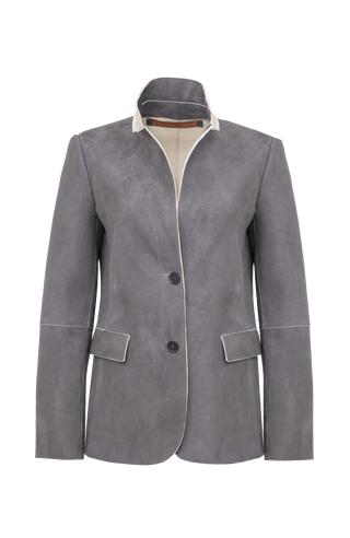 Blazer Flavie-CA aus Eco Lammleder, feminine Passform, kurzer Stehkragen, offenkantige Nahtverarbeitung, zwei handgenähte Knöpfe vorne, leicht abgerundeter Saum, zwei Eingriffstaschen. Leder weich und anschmiegsam, modernes Lieblingsstück. Farbe Grau (Farbe: flintstone).