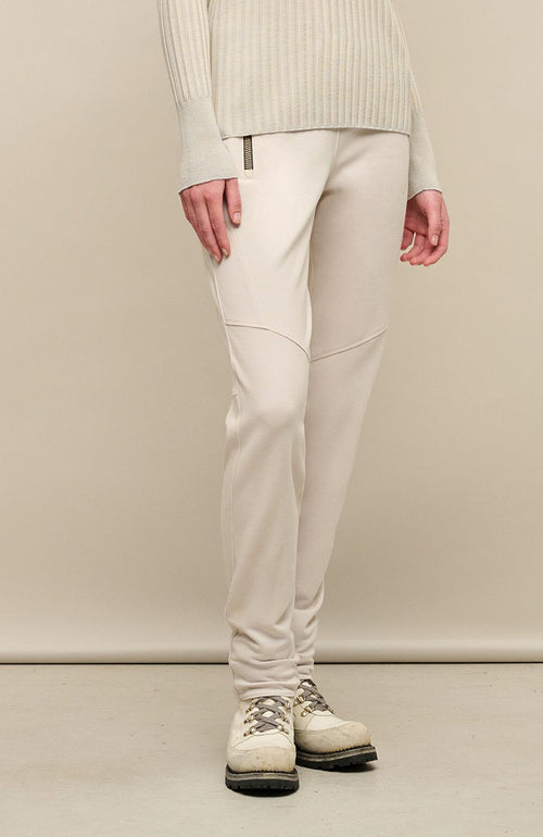 Damen-Freizeithose Clio-PSW aus Wool Powerstretch, lockere Passform, unten leicht schmaler Schnitt, Softstretch-Bund, seitliche Reißverschlusstaschen, formschönes Naht-Design. Perfekt für Freizeit und sportliche Aktivitäten, wärmend und atmungsaktiv. In der Farbe Weiß-Beige (Farbe: sandstone)