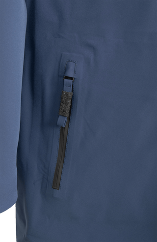 Damen-Funktionsmantel aus atmungsaktivem, wind- und wasserfestem 3-Layer-Material mit geradem Schnitt, verborgenem Reißverschluss mit Druckknopfleiste, zwei Seitentaschen und zwei Innentaschen. Oversize Schnitt für eine locker fallende Passform. Wählen Sie Ihre gewöhnliche Größe. In der Farbe Blau (Farbe: denim).