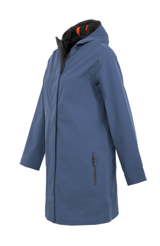 Damen-Funktionsmantel aus atmungsaktivem, wind- und wasserfestem 3-Layer-Material mit geradem Schnitt, verborgenem Reißverschluss mit Druckknopfleiste, zwei Seitentaschen und zwei Innentaschen. Oversize Schnitt für eine locker fallende Passform. Wählen Sie Ihre gewöhnliche Größe. In der Farbe Blau (Farbe: denim).