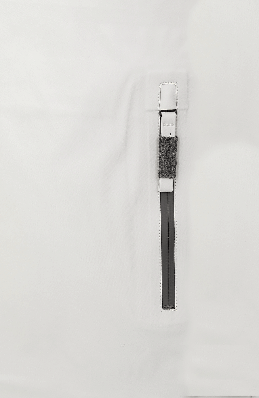 Damen-Funktionsmantel aus atmungsaktivem, wind- und wasserfestem 3-Layer-Material mit geradem Schnitt, verborgenem Reißverschluss mit Druckknopfleiste, zwei Seitentaschen und zwei Innentaschen. Oversize Schnitt für eine locker fallende Passform. Wählen Sie Ihre gewöhnliche Größe. In der Farbe Weiß (Farbe: glacier).