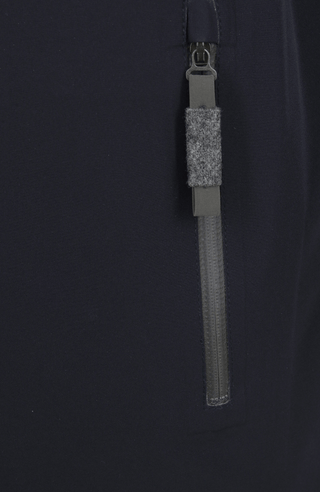 Damen-Funktionsmantel aus atmungsaktivem, wind- und wasserfestem 3-Layer-Material mit geradem Schnitt, verborgenem Reißverschluss mit Druckknopfleiste, zwei Seitentaschen und zwei Innentaschen. Oversize Schnitt für eine locker fallende Passform. Wählen Sie Ihre gewöhnliche Größe. In der Farbe Dunkelblau (Farbe: midnight).