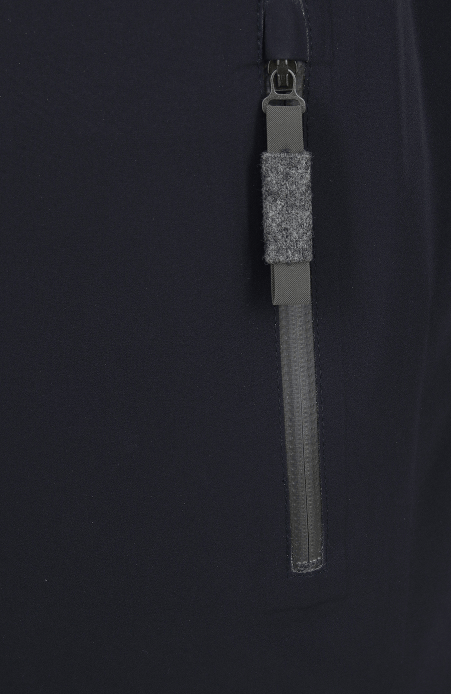 Damen-Funktionsmantel aus atmungsaktivem, wind- und wasserfestem 3-Layer-Material mit geradem Schnitt, verborgenem Reißverschluss mit Druckknopfleiste, zwei Seitentaschen und zwei Innentaschen. Oversize Schnitt für eine locker fallende Passform. Wählen Sie Ihre gewöhnliche Größe. In der Farbe Dunkelblau (Farbe: midnight).