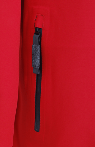 Damen-Funktionsmantel aus atmungsaktivem, wind- und wasserfestem 3-Layer-Material mit geradem Schnitt, verborgenem Reißverschluss mit Druckknopfleiste, zwei Seitentaschen und zwei Innentaschen. Oversize Schnitt für eine locker fallende Passform. Wählen Sie Ihre gewöhnliche Größe. In der Farbe Rot (Farbe: ruby).