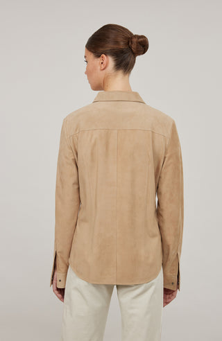 Western-Hemd Fanny-CA aus edlem Veloursleder, taillierte Passform, Druckknöpfe, abgerundeter Abschluss, zwei Brusttaschen und Knöpfe an den Ärmelabschlüssen. Weiches, anschmiegsames Material, das sich leicht an den Körper schmiegt. Farbe Hellbraun (Farbe: caramel).