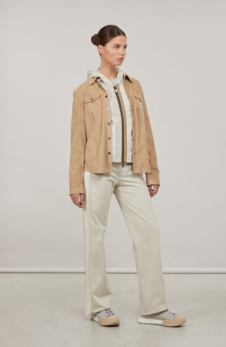 Western-Hemd Fanny-CA aus edlem Veloursleder, taillierte Passform, Druckknöpfe, abgerundeter Abschluss, zwei Brusttaschen und Knöpfe an den Ärmelabschlüssen. Weiches, anschmiegsames Material, das sich leicht an den Körper schmiegt. Farbe Hellbraun (Farbe: caramel).