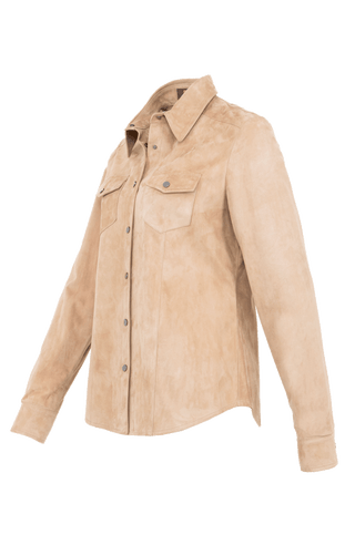 Western-Hemd Fanny-CA aus edlem Veloursleder, taillierte Passform, Druckknöpfe, abgerundeter Abschluss, zwei Brusttaschen und Knöpfe an den Ärmelabschlüssen. Weiches, anschmiegsames Material, das sich leicht an den Körper schmiegt. Farbe Hellbraun (Farbe: caramel).