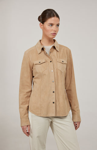 Western-Hemd Fanny-CA aus edlem Veloursleder, taillierte Passform, Druckknöpfe, abgerundeter Abschluss, zwei Brusttaschen und Knöpfe an den Ärmelabschlüssen. Weiches, anschmiegsames Material, das sich leicht an den Körper schmiegt. Farbe Hellbraun (Farbe: caramel).