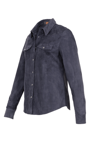 Western-Hemd Fanny-CA aus edlem Veloursleder, taillierte Passform, Druckknöpfe, abgerundeter Abschluss, zwei Brusttaschen und Knöpfe an den Ärmelabschlüssen. Weiches, anschmiegsames Material, das sich leicht an den Körper schmiegt. Farbe Dunkelblau (Farbe: midnight).