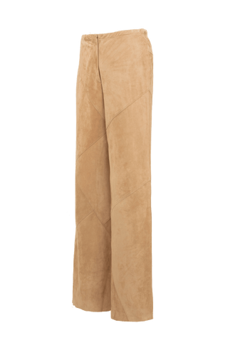 Hose Mandy-Ca aus ökologisch gefärbtem und gegerbtem Lammleder, elastischer Bund, teilgefüttert, geometrische Patchwork-Nähte, weich, anschmiegsam und leicht. Farbe Hellbraun (Farbe: caramel).