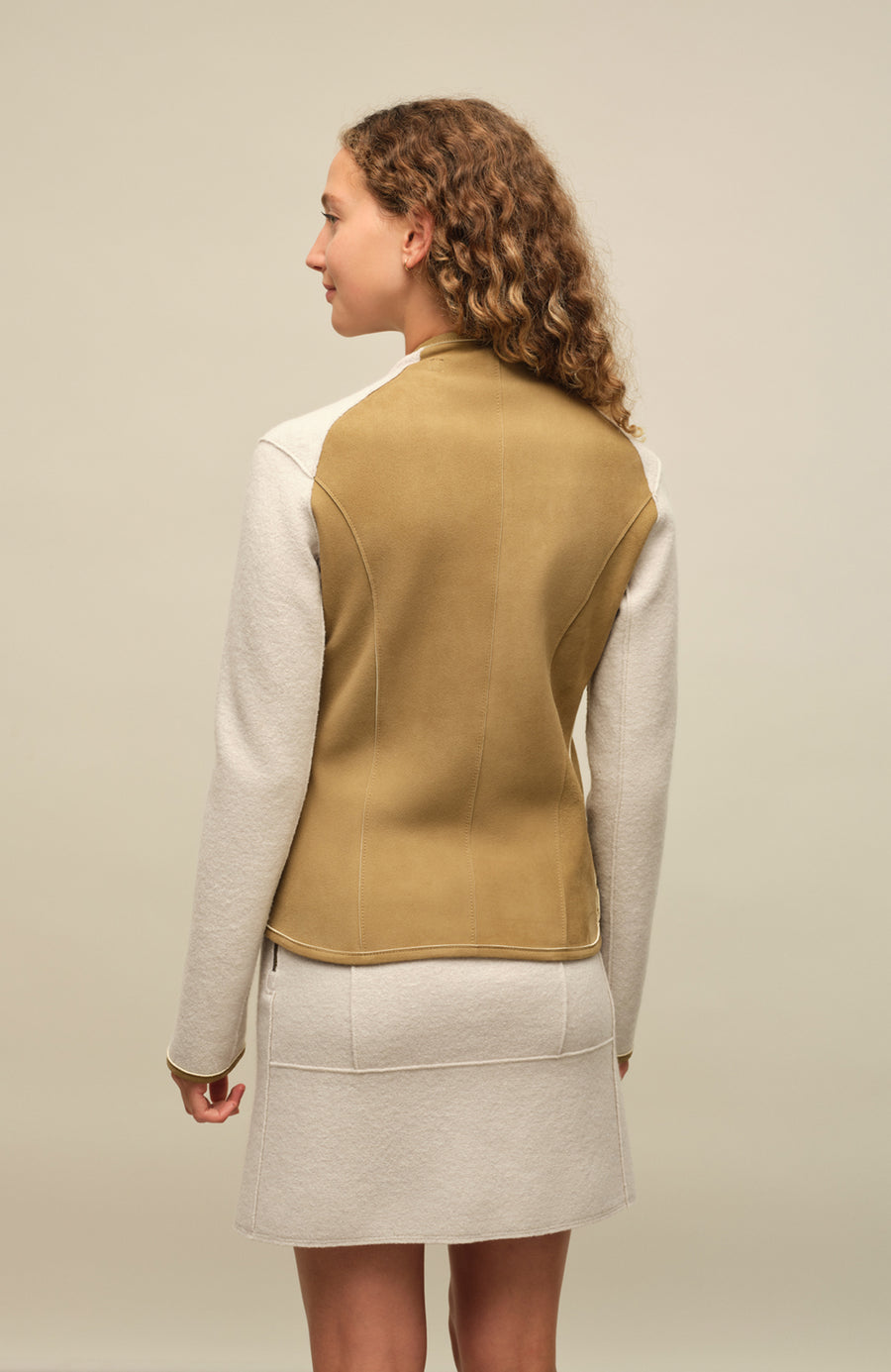 Lederjacke JoyMulti-EL mit traditionellem Walk an den Ärmeln, enganliegend, feminin und tailliert geschnitten. Leichtes Tragegefühl, offenkantige Ledernahtverarbeitung, Stehkragen, Leder-eingefasste Ärmelabschlüsse, markanter Zwei-Wege-Zipper, Seitentaschen. Leder in der Farbe hell braun, Walk in der Farbe weiß-beige. (Farbe: caramel)