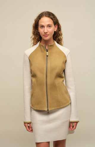 Lederjacke JoyMulti-EL mit traditionellem Walk an den Ärmeln, enganliegend, feminin und tailliert geschnitten. Leichtes Tragegefühl, offenkantige Ledernahtverarbeitung, Stehkragen, Leder-eingefasste Ärmelabschlüsse, markanter Zwei-Wege-Zipper, Seitentaschen. Leder in der Farbe hell braun, Walk in der Farbe weiß-beige. (Farbe: caramel)