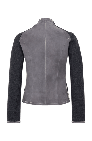 Lederjacke JoyMulti-EL mit traditionellem Walk an den Ärmeln, enganliegend, feminin und tailliert geschnitten. Leichtes Tragegefühl, offenkantige Ledernahtverarbeitung, Stehkragen, Leder-eingefasste Ärmelabschlüsse, markanter Zwei-Wege-Zipper, Seitentaschen. Leder in der Farbe Dunkelgrau, Walk in der Farbe Schwarz. (Farbe: flintstone)