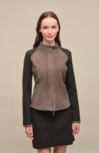 Lederjacke JoyMulti-EL mit traditionellem Walk an den Ärmeln, enganliegend, feminin und tailliert geschnitten. Leichtes Tragegefühl, offenkantige Ledernahtverarbeitung, Stehkragen, Leder-eingefasste Ärmelabschlüsse, markanter Zwei-Wege-Zipper, Seitentaschen. Leder in der Farbe Dunkelgrau, Walk in der Farbe Schwarz. (Farbe: flintstone)