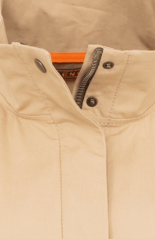 Sportlich-elegante Jacke aus Outdoor Cotton, wasser- und windabweisend, gerade Passform, hinten leicht abgerundet und etwas länger geschnitten, markanter Stehkragen, verdeckter Zwei-Wege-Zipper mit Metalldruckknöpfen oben und unten, Ripsband an den Ärmelabschlüssen, leicht diagonal angesetzte Seitentaschen mit Eingriff von oben und verdecktem Zipper. In der Farbe Beige-Braun (Farbe: caramel).