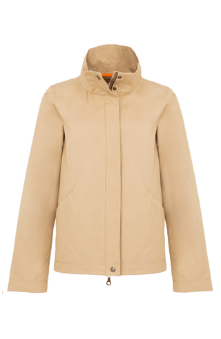 Sportlich-elegante Jacke aus Outdoor Cotton, wasser- und windabweisend, gerade Passform, hinten leicht abgerundet und etwas länger geschnitten, markanter Stehkragen, verdeckter Zwei-Wege-Zipper mit Metalldruckknöpfen oben und unten, Ripsband an den Ärmelabschlüssen, leicht diagonal angesetzte Seitentaschen mit Eingriff von oben und verdecktem Zipper. In der Farbe Beige-Braun (Farbe: caramel).