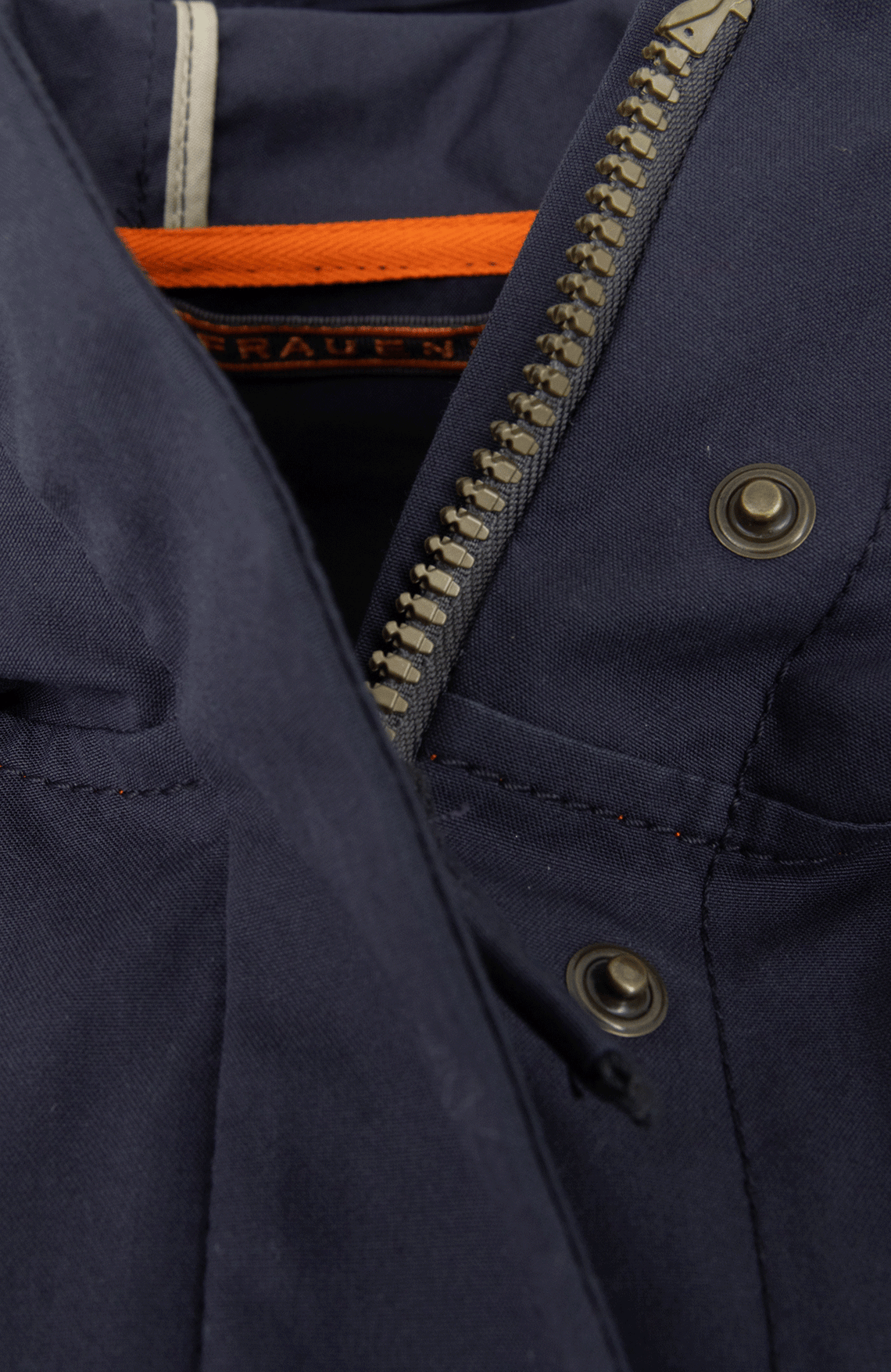 Sportlich-elegante Jacke aus Outdoor Cotton, wasser- und windabweisend, gerade Passform, hinten leicht abgerundet und etwas länger geschnitten, markanter Stehkragen, verdeckter Zwei-Wege-Zipper mit Metalldruckknöpfen oben und unten, Ripsband an den Ärmelabschlüssen, leicht diagonal angesetzte Seitentaschen mit Eingriff von oben und verdecktem Zipper. In der Farbe Dunkelblau (Farbe: midnight).