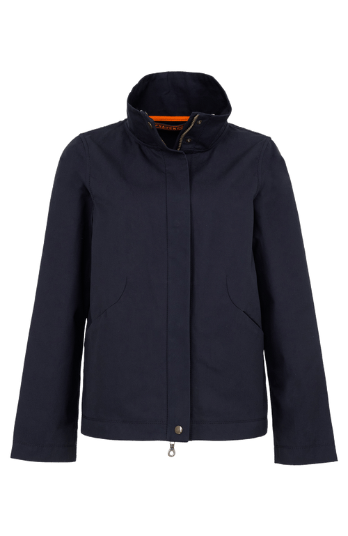 Sportlich-elegante Jacke aus Outdoor Cotton, wasser- und windabweisend, gerade Passform, hinten leicht abgerundet und etwas länger geschnitten, markanter Stehkragen, verdeckter Zwei-Wege-Zipper mit Metalldruckknöpfen oben und unten, Ripsband an den Ärmelabschlüssen, leicht diagonal angesetzte Seitentaschen mit Eingriff von oben und verdecktem Zipper. In der Farbe Dunkelblau (Farbe: midnight).