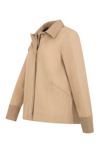 Jacke RiaMulti-ODC aus innovativem Outdoor Cotton, wasser-, wind- und schmutzabweisend, gerade Passform, Alcantara-Leder an Ärmelabschlüssen, Kragen und Innenseite des Zippers, markanter Zwei-Wege-Zipper, vier Metalldruckknöpfe am Zipper, geräumige Seitentaschen. Schützt zuverlässig bei Regen oder wechselhaftem Wetter. In der Farbe Karamell (Farbe: caramel)