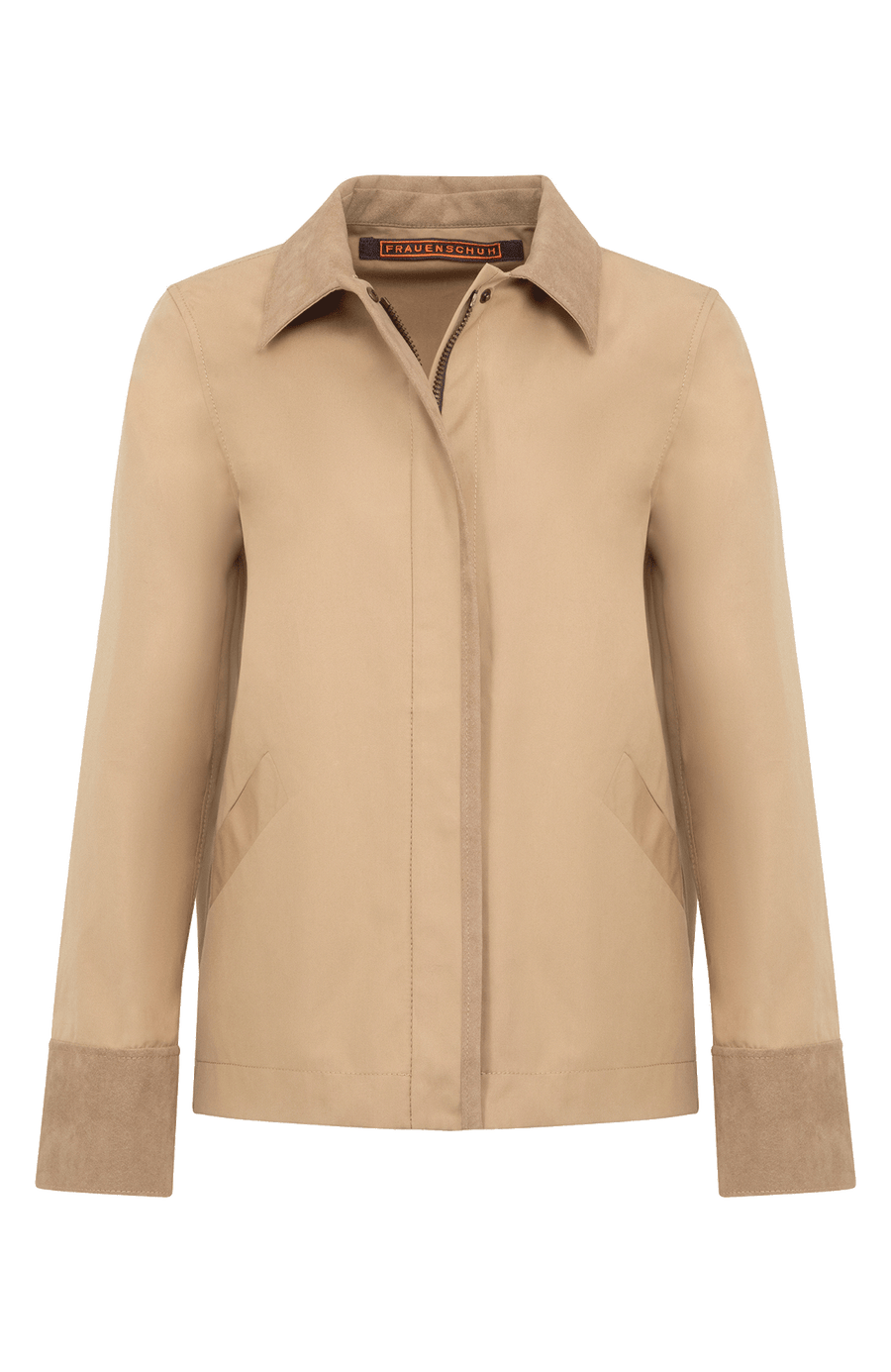 Jacke RiaMulti-ODC aus innovativem Outdoor Cotton, wasser-, wind- und schmutzabweisend, gerade Passform, Alcantara-Leder an Ärmelabschlüssen, Kragen und Innenseite des Zippers, markanter Zwei-Wege-Zipper, vier Metalldruckknöpfe am Zipper, geräumige Seitentaschen. Schützt zuverlässig bei Regen oder wechselhaftem Wetter. In der Farbe Karamell (Farbe: caramel)
