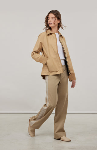 Jacke RiaMulti-ODC aus innovativem Outdoor Cotton, wasser-, wind- und schmutzabweisend, gerade Passform, Alcantara-Leder an Ärmelabschlüssen, Kragen und Innenseite des Zippers, markanter Zwei-Wege-Zipper, vier Metalldruckknöpfe am Zipper, geräumige Seitentaschen. Schützt zuverlässig bei Regen oder wechselhaftem Wetter. In der Farbe Karamell (Farbe: caramel)